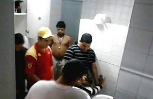 XXX Hottie Avy Scott frota su coño en la lesvianas en castellano cocina